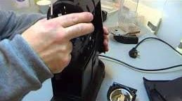 Electroservicios Seba hombre reparando electrodoméstico